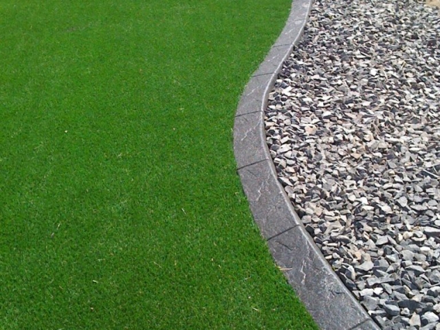 artificial turf come to edge of curb