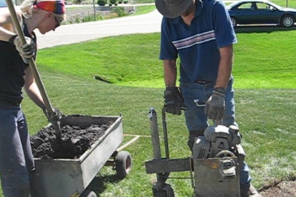 Shovelling concrete into the extruder