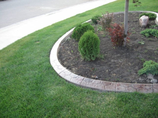 a classic kidney shape bed with curb